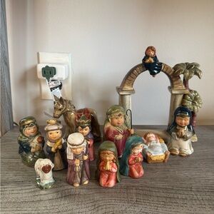 Colorful Nativity Figurine Miscellaneous Set w/ Archway
